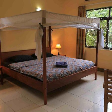 Bluemonkey Guesthouse Entebbe Exterior foto
