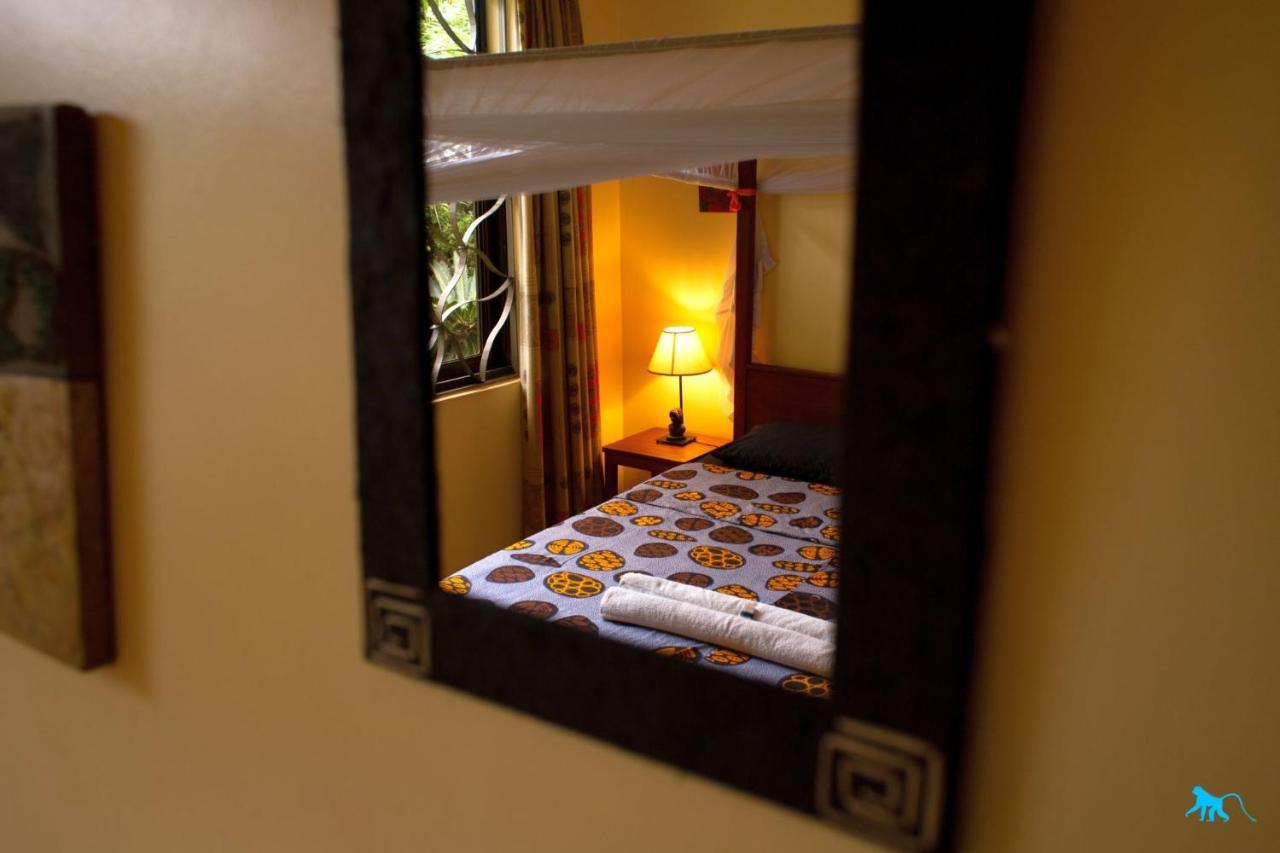 Bluemonkey Guesthouse Entebbe Exterior foto