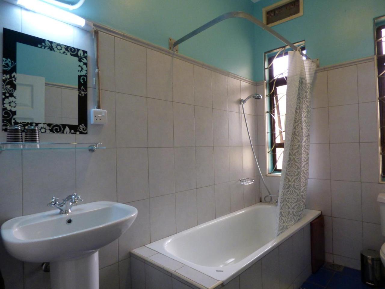 Bluemonkey Guesthouse Entebbe Exterior foto